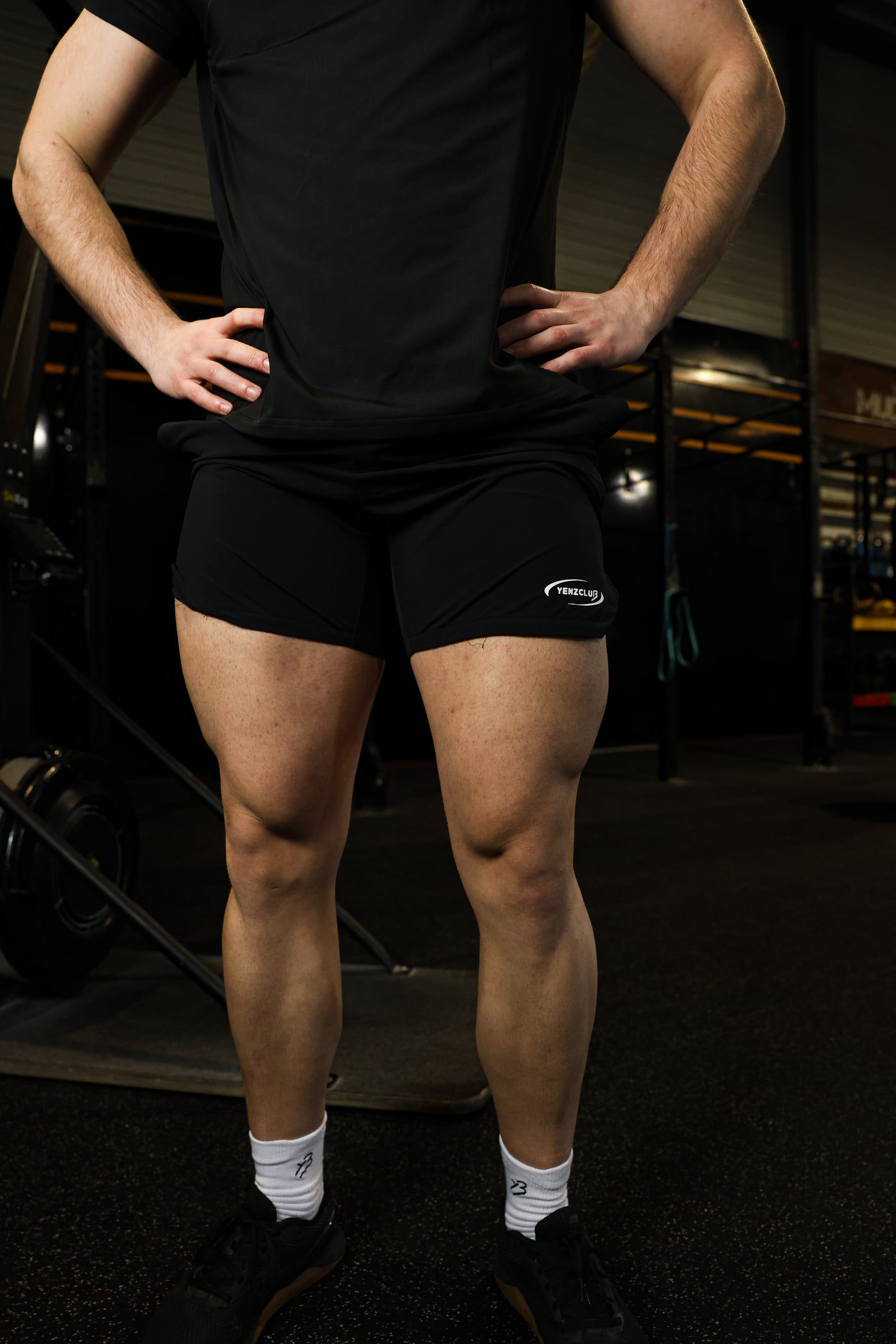 ESSENTIAL PERFORMANCE SHORT · short de sport — Yenzclub Run Club Toulouse — vue 2