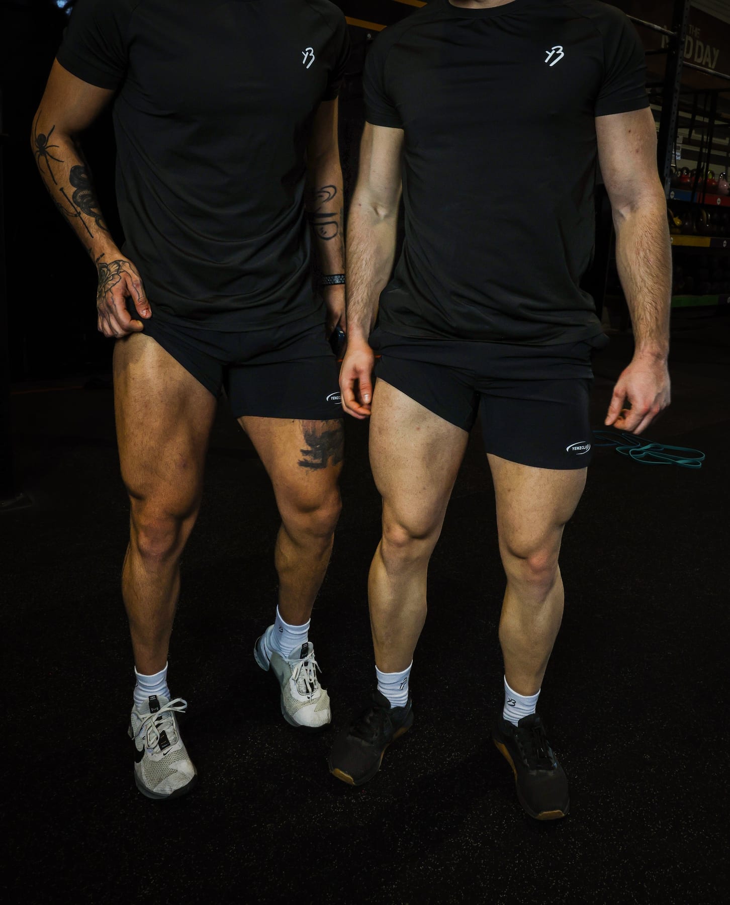 ESSENTIAL PERFORMANCE SHORT · short de sport — Yenzclub Run Club Toulouse — vue 3