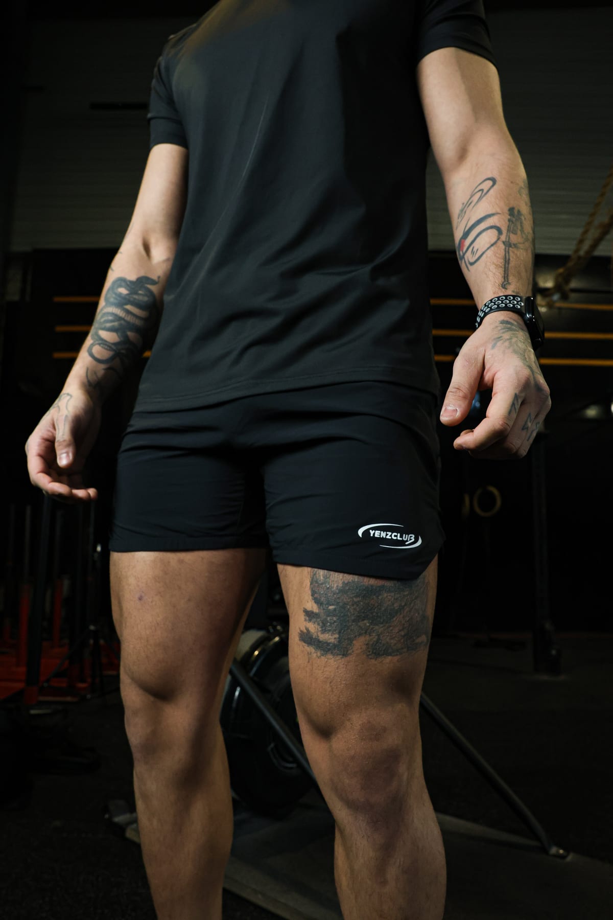 ESSENTIAL PERFORMANCE SHORT · short de sport — Yenzclub Run Club Toulouse — vue 1